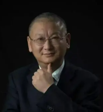 他，福布斯中國最佳CEO榜排名第三，發論文選賽道！