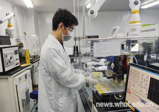 ‘天坑’鈣鈦礦？博士工資超100萬，導師出任CEO，堪稱產學研六邊形戰士！