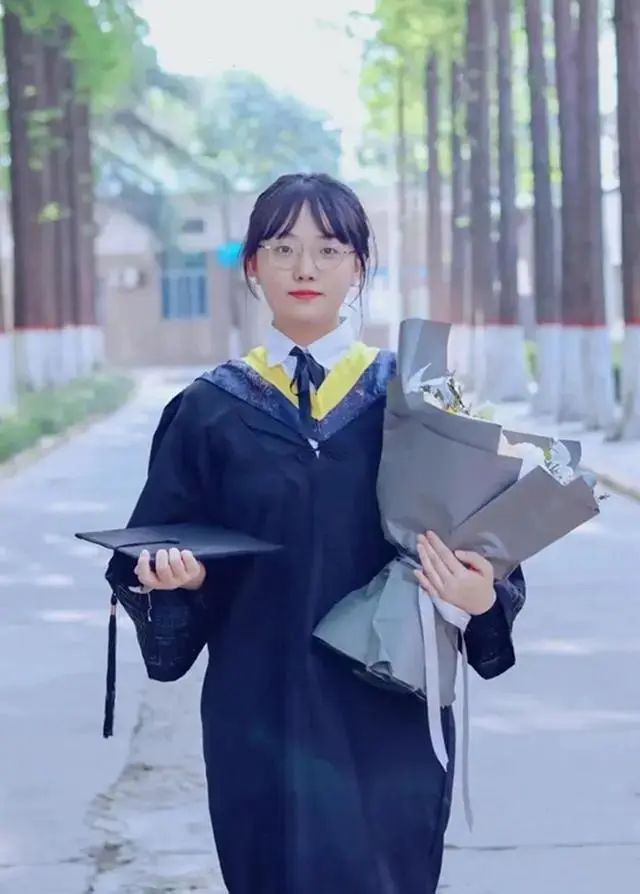 16歲上大學，20歲讀博！02年女生成全校最小博士生，顏值與實力并存！
