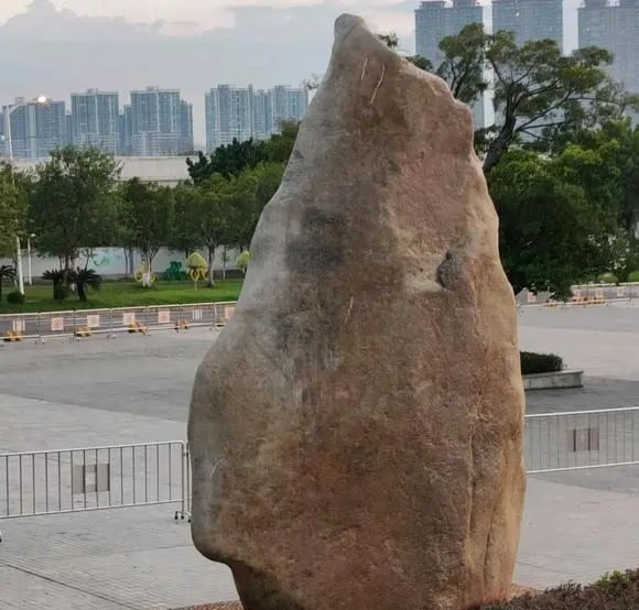知名大學，校名石被涂“二本”！
