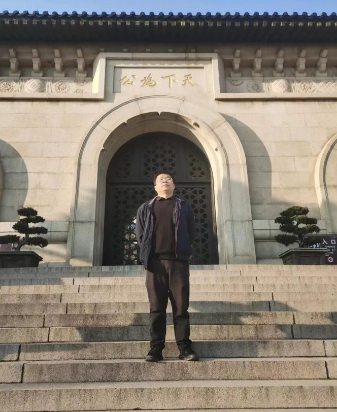 上海一高校副教授公開辭職！凌晨拉領導進群...