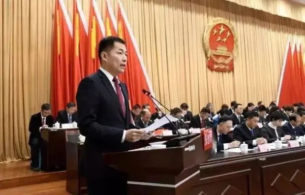 熱議！放棄985大學副教授教職，北大博士后從政任區(qū)長！