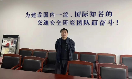 上海一高校副教授公開辭職！凌晨拉領導進群...