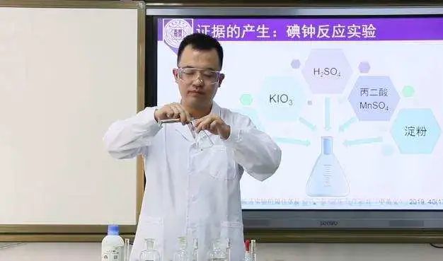 他保送北大、讀完博士選擇回中學任教，“做科研太枯燥，自己更適合教書”