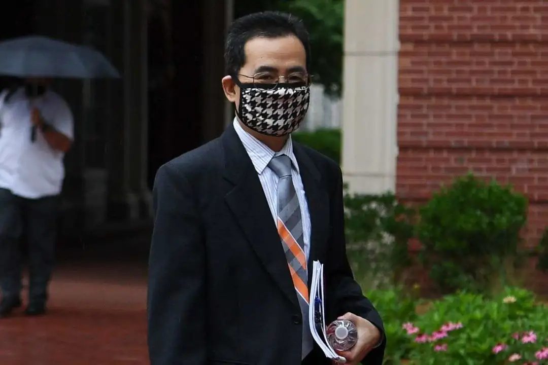 海外華人科學家，如履薄冰地活著