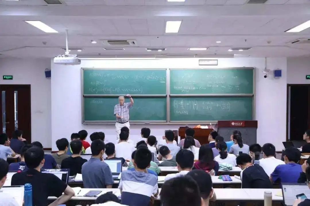 圖靈獎(jiǎng)得主吐槽中國(guó)高?！钢乜蒲?，輕教育」怪象！高校教師評(píng)價(jià)體系是元兇？