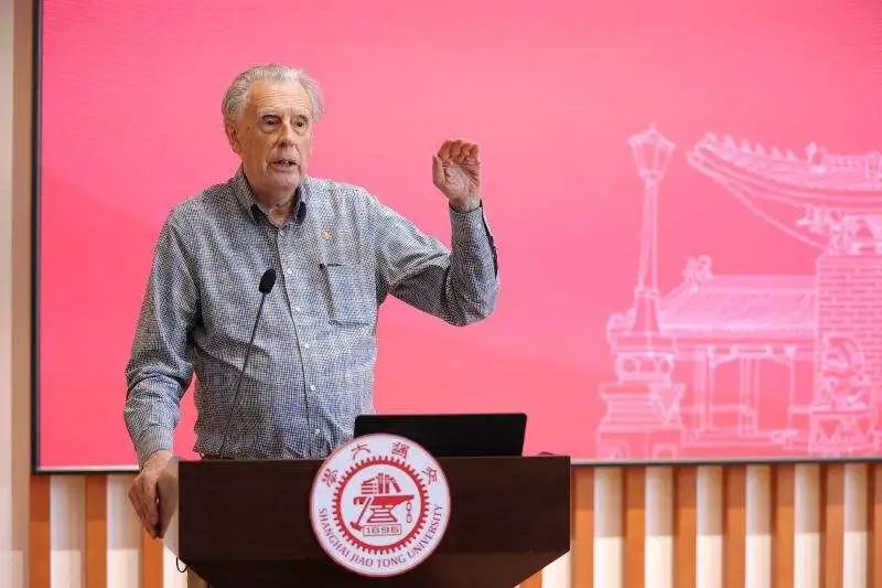 圖靈獎(jiǎng)得主吐槽中國(guó)高?！钢乜蒲?，輕教育」怪象！高校教師評(píng)價(jià)體系是元兇？