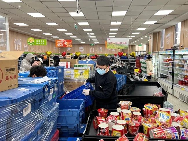 985高校封校管理下依然有教職工成為第一密接，引起熱議！