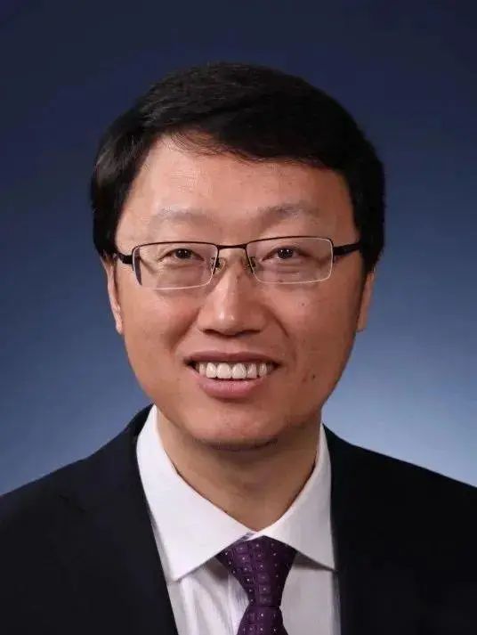 985高校最年輕校長！曾研發“會消失”的鞋子送全校師生......