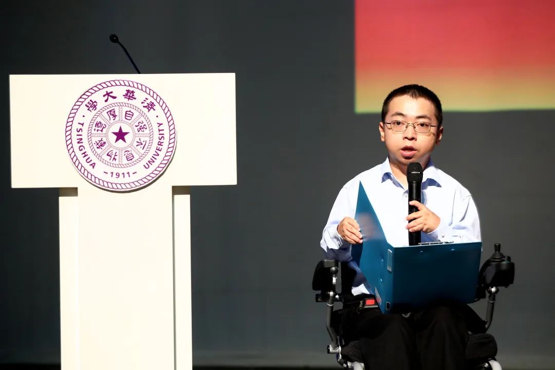 清華校長俯身撥穗！曾收病危通知書的博士畢業，刷屏的卻是這個人