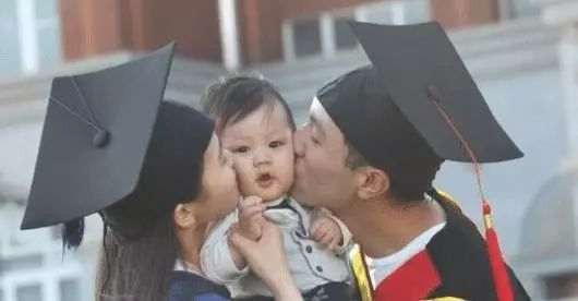 抱娃畢業成為趨勢？這所211高校畢業典禮上，多名博士生抱娃齊聚現場