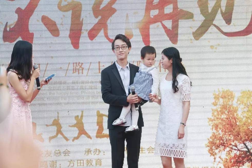 抱娃畢業成為趨勢？這所211高校畢業典禮上，多名博士生抱娃齊聚現場