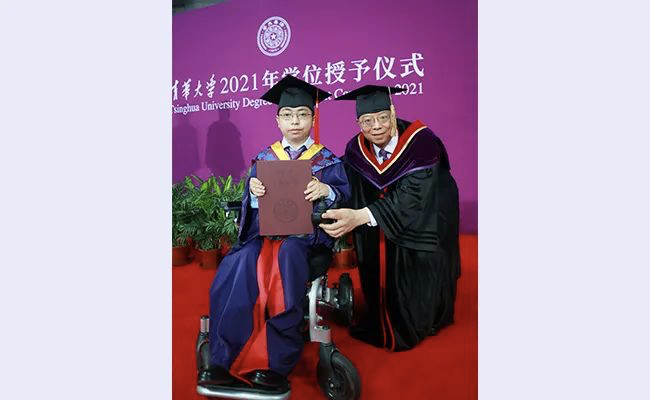 清華校長俯身撥穗！曾收病危通知書的博士畢業，刷屏的卻是這個人