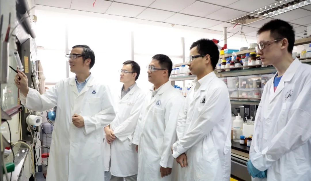 以他姓氏命名的試劑享譽(yù)全球，是唯一囊括“中英美”氟化學(xué)獎(jiǎng)的華人科學(xué)家！