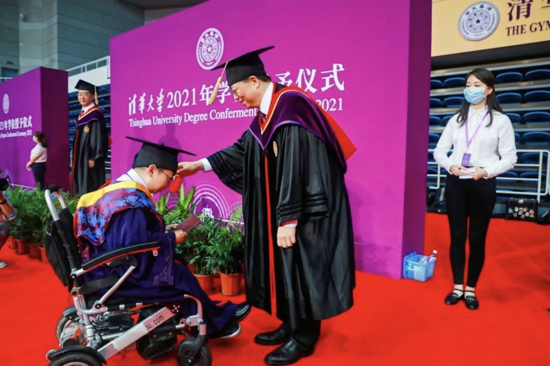 清華校長俯身撥穗！曾收病危通知書的博士畢業，刷屏的卻是這個人