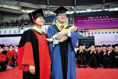 抱娃畢業成為趨勢？這所211高校畢業典禮上，多名博士生抱娃齊聚現場