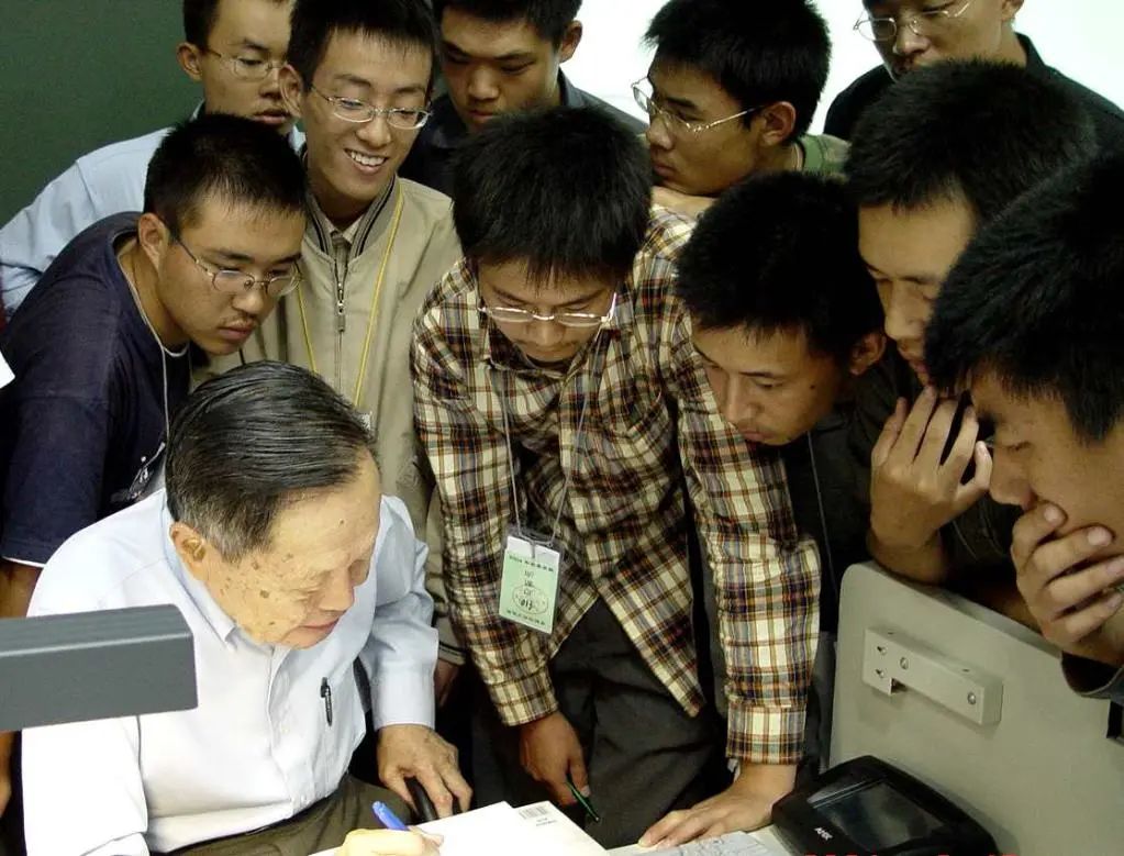 99歲楊振寧寄語青年學(xué)子：要清楚方向、選對(duì)方向