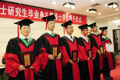 學歷無用，在博士享受140萬安家費面前弱爆了，別再上當了
