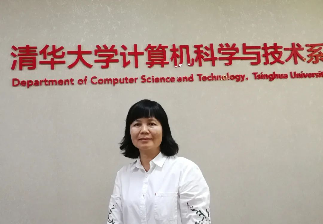 清華校長俯身撥穗！曾收病危通知書的博士畢業，刷屏的卻是這個人