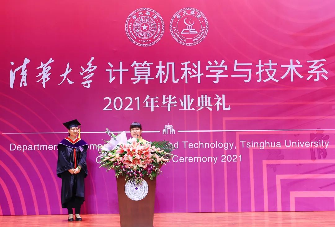 清華校長俯身撥穗！曾收病危通知書的博士畢業，刷屏的卻是這個人