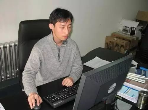從中專生到哈工大教授，他是一個自學(xué)成才的勵志楷模！