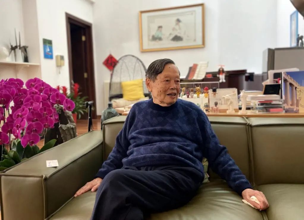 99歲楊振寧寄語青年學(xué)子：要清楚方向、選對(duì)方向