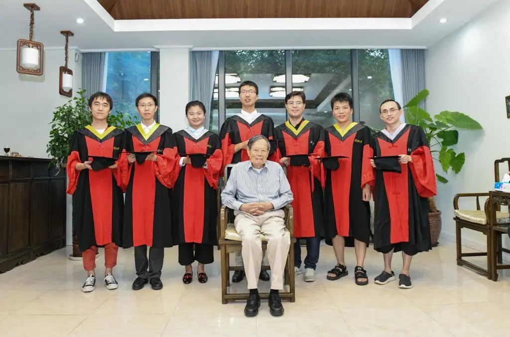 99歲楊振寧寄語青年學(xué)子：要清楚方向、選對(duì)方向