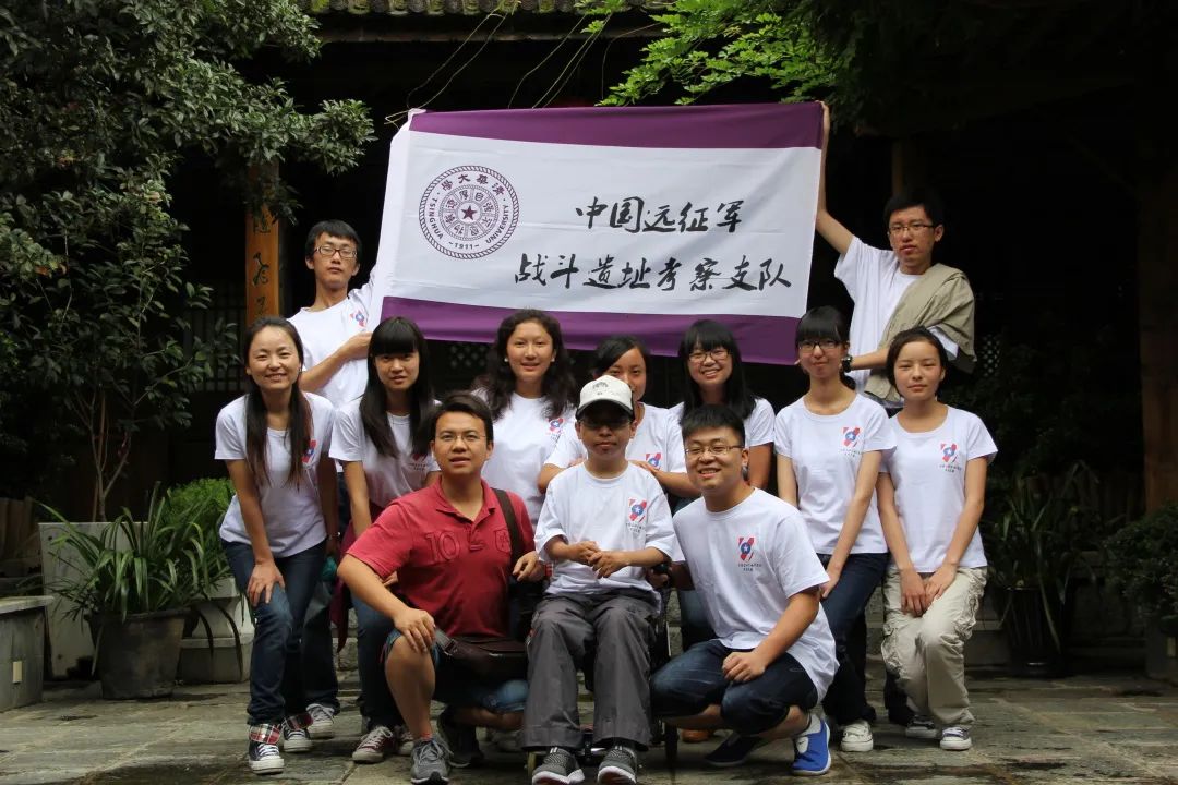 清華校長俯身撥穗！曾收病危通知書的博士畢業，刷屏的卻是這個人