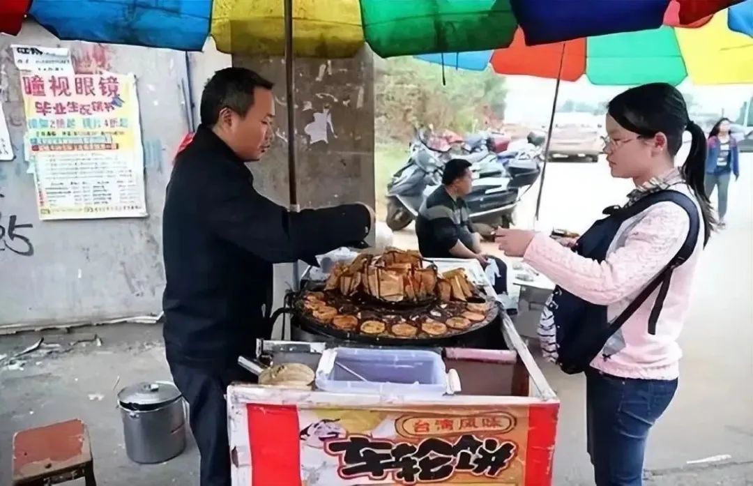 雙一流高校女教授和校門口擺攤的丈夫，女教授：他都是為了我