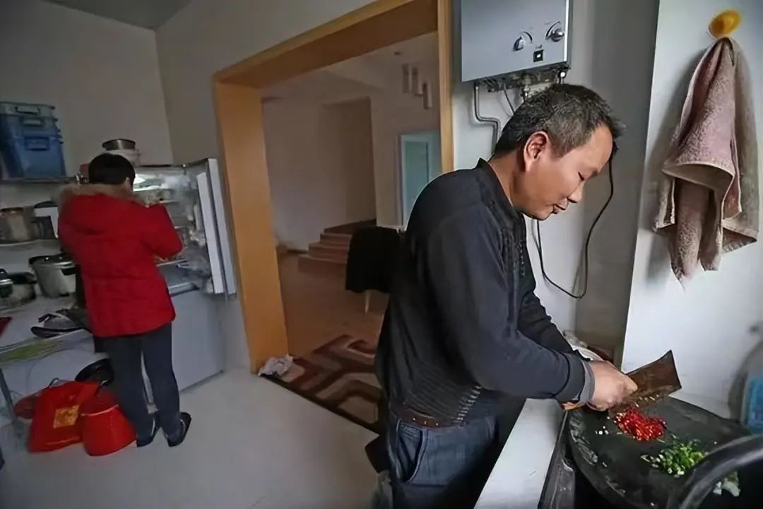 雙一流高校女教授和校門口擺攤的丈夫，女教授：他都是為了我