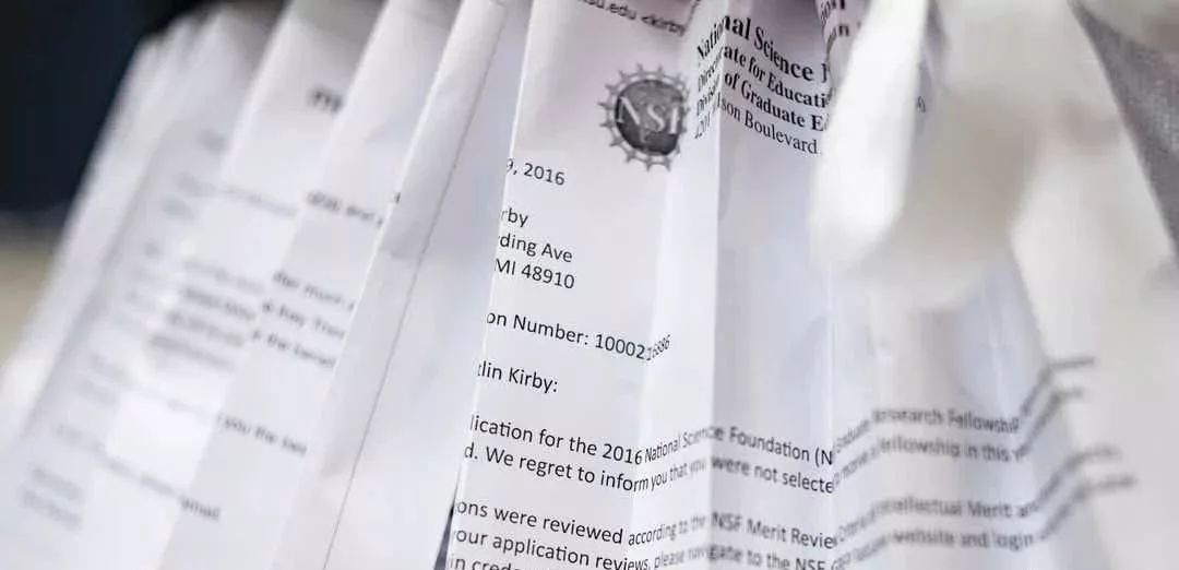 博士生身穿自己17封拒信做成的裙子，參加了畢業(yè)論文答辯