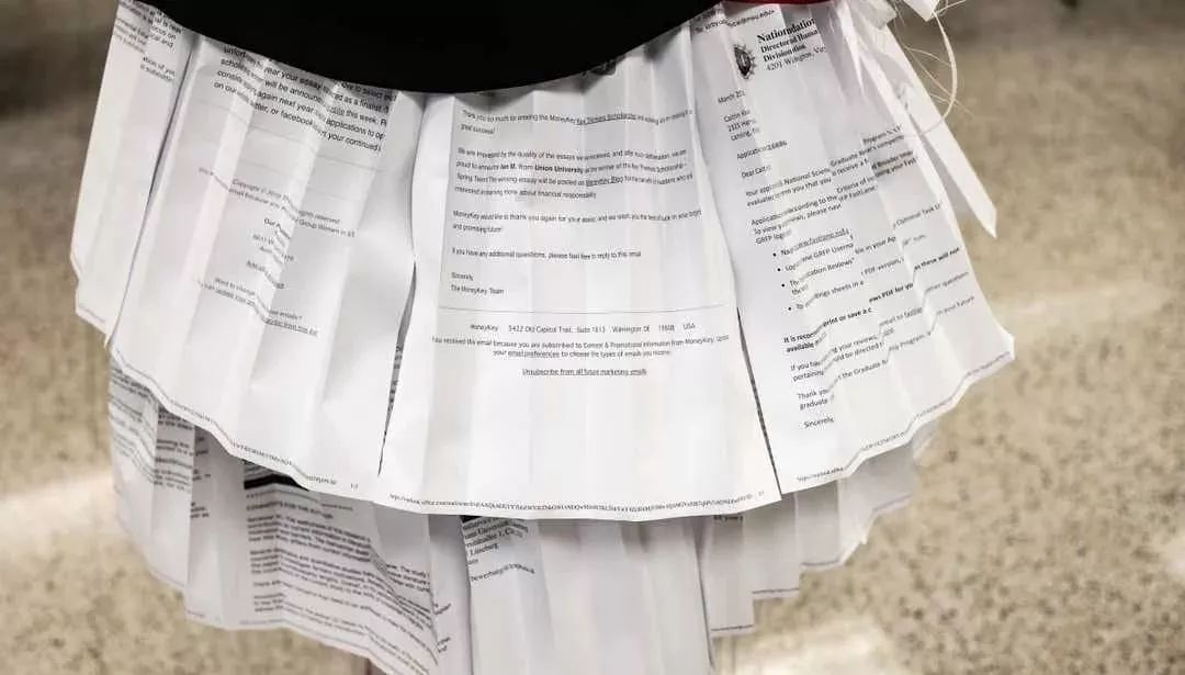 博士生身穿自己17封拒信做成的裙子，參加了畢業(yè)論文答辯