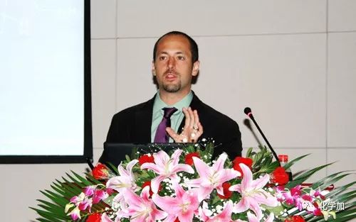 他！博士畢業論文寫了1255頁，28歲評教授，38歲當院士！